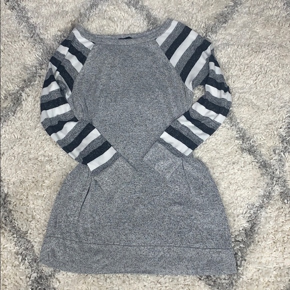 Sweaters - Grey black white blouse. covers butt